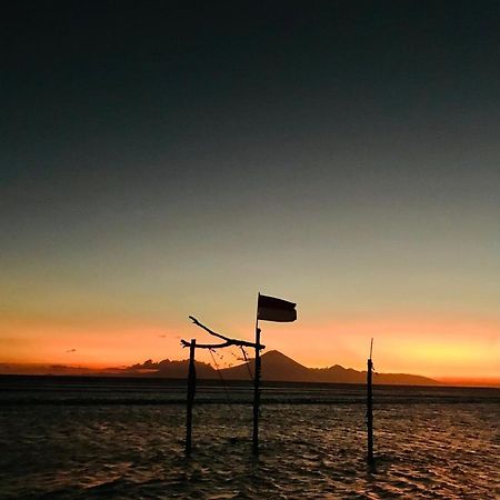 The Exile Sunset Bar & Bungalow Quần đảo Gili Ngoại thất bức ảnh