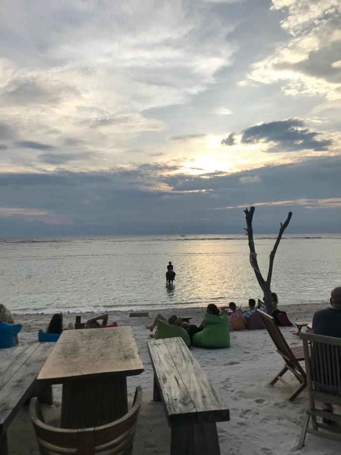 The Exile Sunset Bar & Bungalow Quần đảo Gili Ngoại thất bức ảnh
