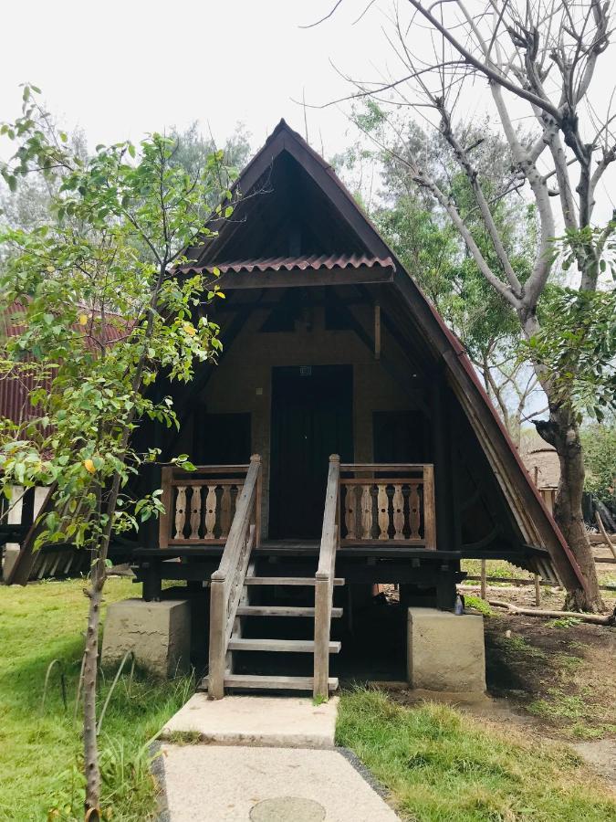 The Exile Sunset Bar & Bungalow Quần đảo Gili Ngoại thất bức ảnh
