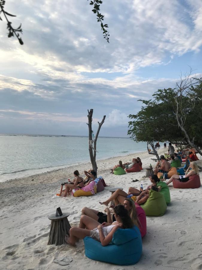 The Exile Sunset Bar & Bungalow Quần đảo Gili Ngoại thất bức ảnh