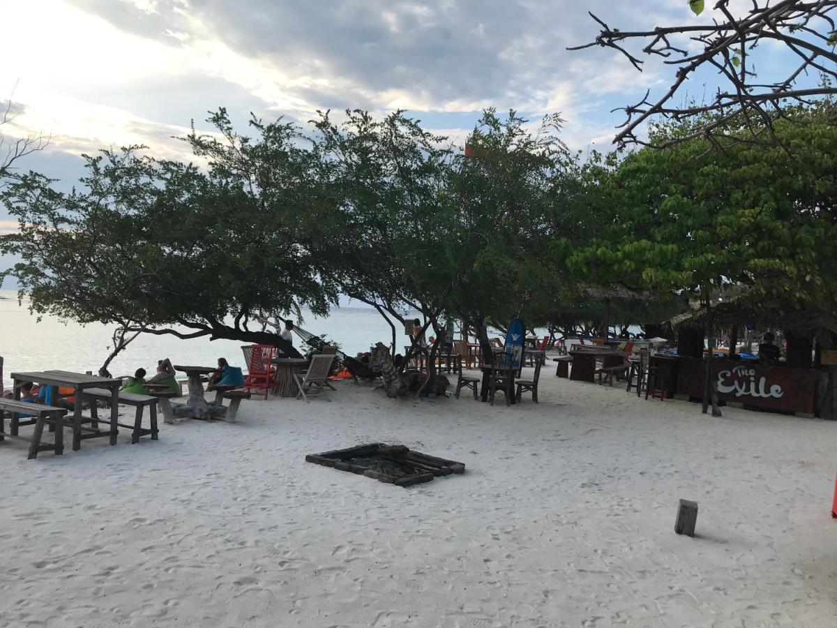 The Exile Sunset Bar & Bungalow Quần đảo Gili Ngoại thất bức ảnh
