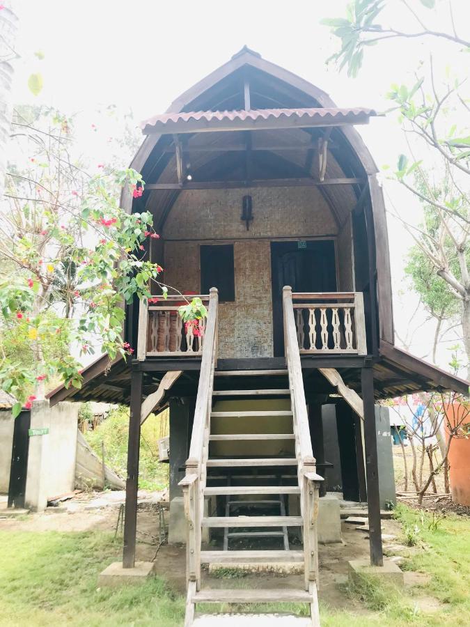 The Exile Sunset Bar & Bungalow Quần đảo Gili Ngoại thất bức ảnh