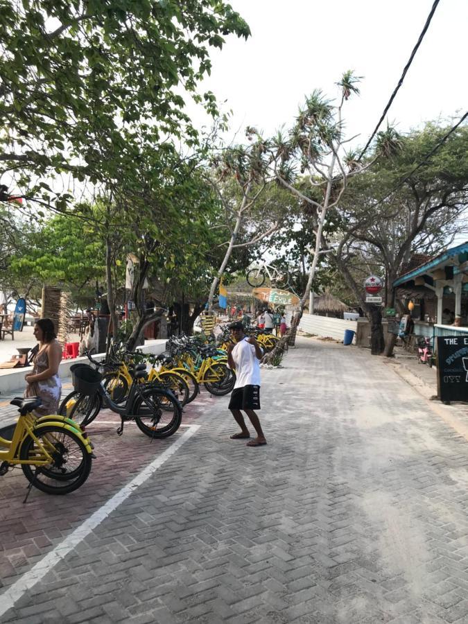 The Exile Sunset Bar & Bungalow Quần đảo Gili Ngoại thất bức ảnh