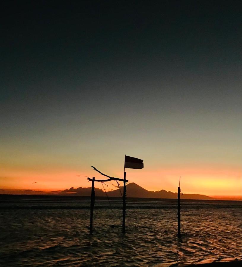 The Exile Sunset Bar & Bungalow Quần đảo Gili Ngoại thất bức ảnh
