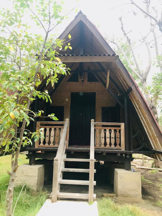 The Exile Sunset Bar & Bungalow Quần đảo Gili Ngoại thất bức ảnh