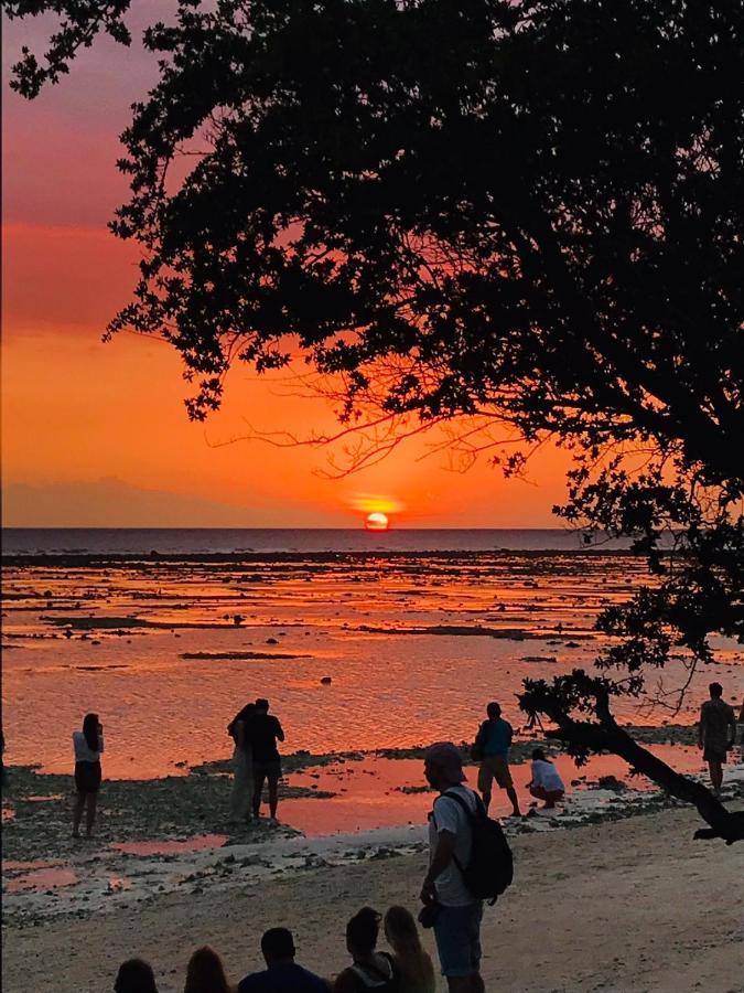 The Exile Sunset Bar & Bungalow Quần đảo Gili Ngoại thất bức ảnh