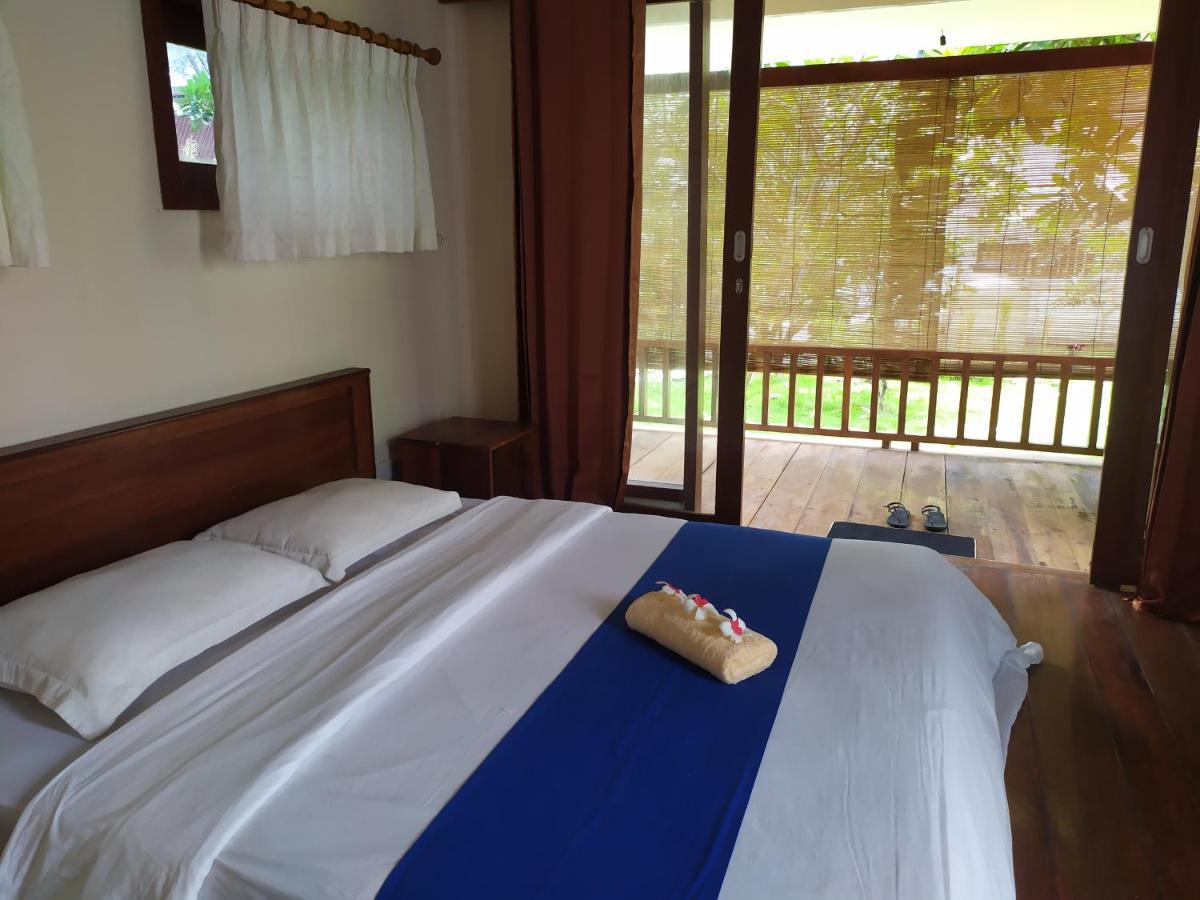 The Exile Sunset Bar & Bungalow Quần đảo Gili Ngoại thất bức ảnh
