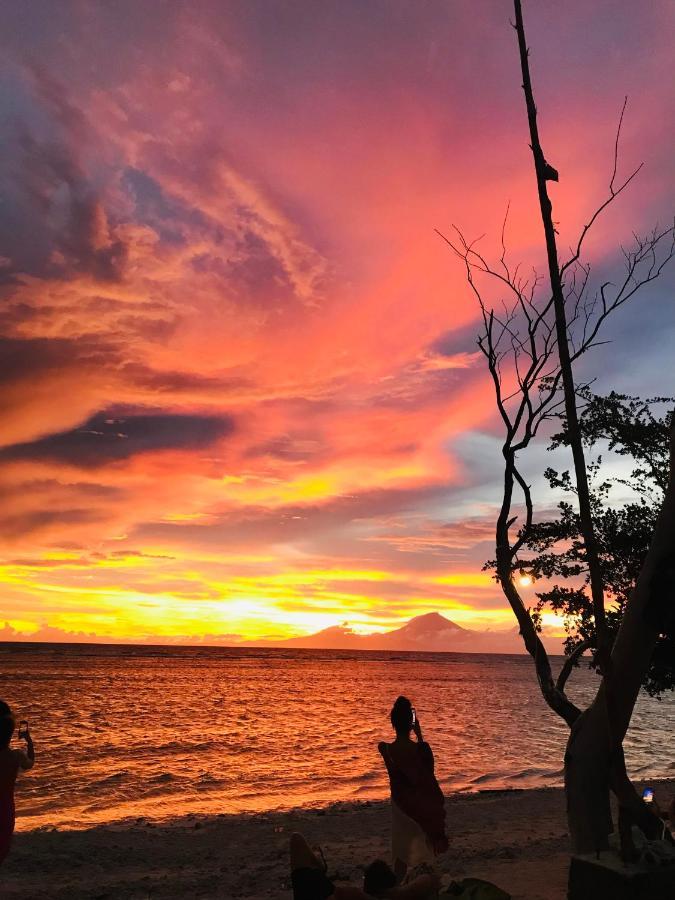 The Exile Sunset Bar & Bungalow Quần đảo Gili Ngoại thất bức ảnh