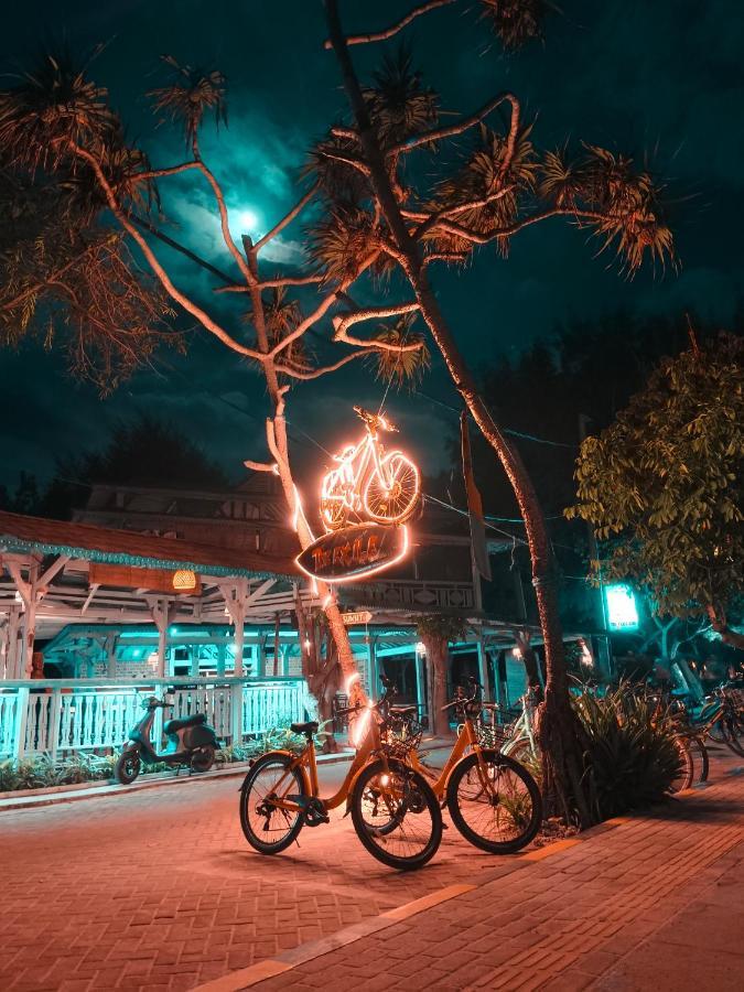 The Exile Sunset Bar & Bungalow Quần đảo Gili Ngoại thất bức ảnh