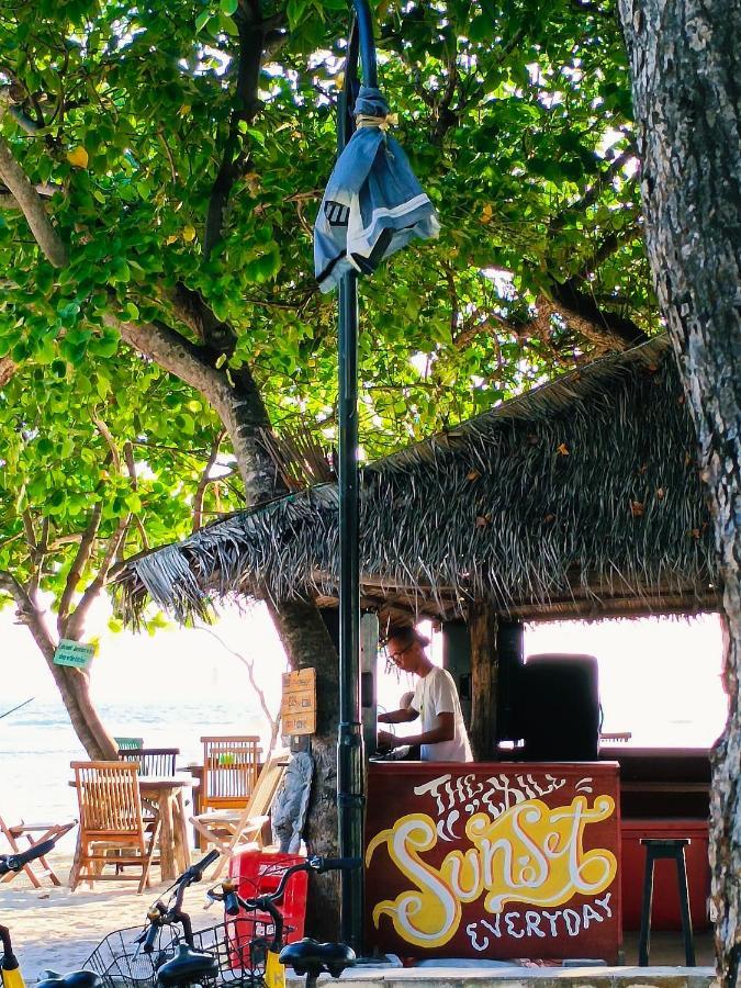 The Exile Sunset Bar & Bungalow Quần đảo Gili Ngoại thất bức ảnh