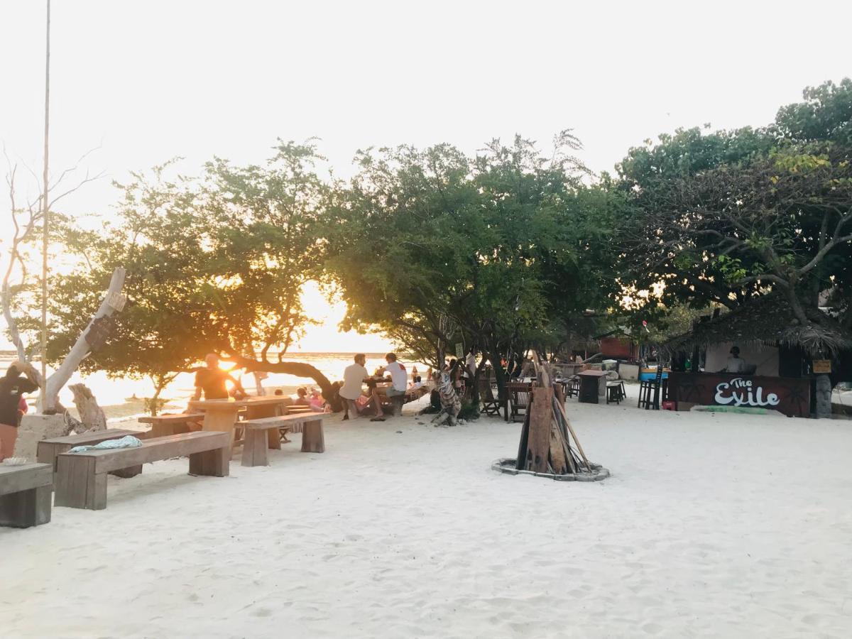 The Exile Sunset Bar & Bungalow Quần đảo Gili Ngoại thất bức ảnh
